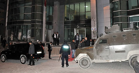 Hakkari Üniversitesi rektörlük binasına saldırı