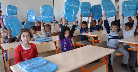 Suriyeli öğrencilere okul çantası