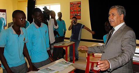 Senegal'de Türk okulunu ziyaret etti