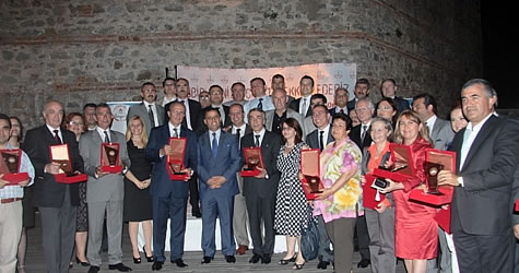 Hayati Oktay’a İstanbul Milli Eğitim’den ödül