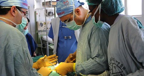 İstanbul Üniversitesi Rektörü Yunus Söylet Kenyalı çocukları ameliyat etti