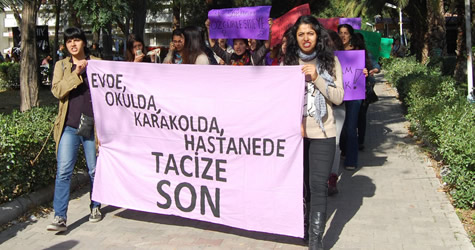 Üniversite öğrencilerinden ‘gebelik testi’ protestosu