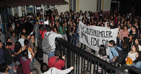Kızlar yurdunda protesto!