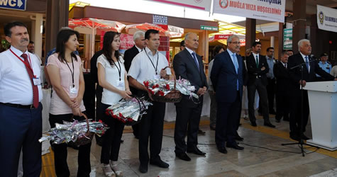 Üniversite öğrencilerine karanfilli karşılama