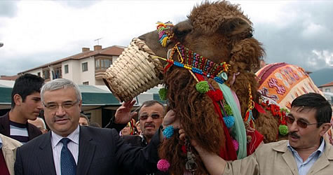 öğrenci yararına açık artırmayla deve satıldı
