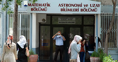 Başörtülü öğrencileri fotoğraflayan profesör hakim karşısında