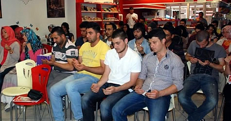 Dershanede toplu KPSS duası