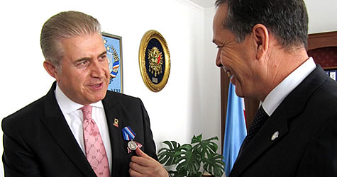 dr. mustafa aydın'a devlet nişanı verildi