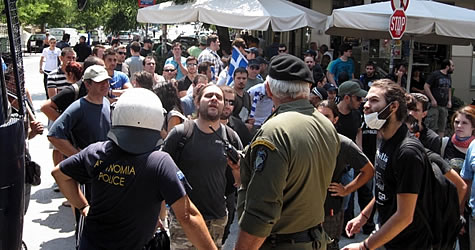 Rum öğrencilerden Bahçeli’ye protesto