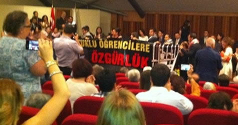 Galatasaray Üniversitesi'nde tutuklu öğrenciler isyanı