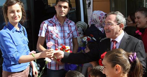 Öğretmenler karanfillerle karşılandı