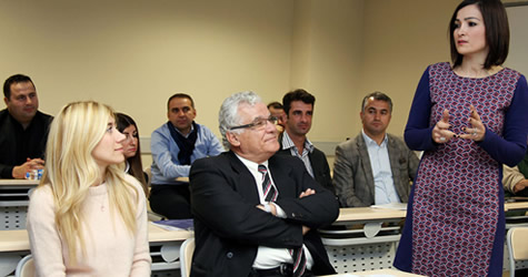 üniversitede öğretim görevlisi kızının Senem Kılıç