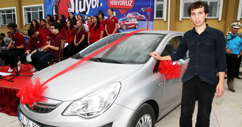 LYS’de dereceye giren öğrenci otomobille ödüllendirildi