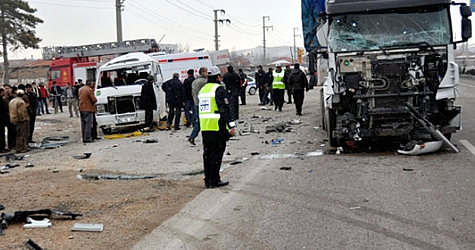 TIR, öğrenci servisini biçti