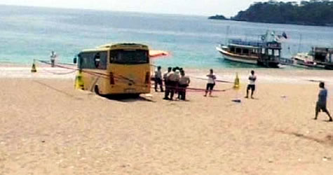 öğrencileri taşıyan otobüs kuma saplandı