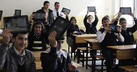 Tablet bilgisayarlar Bingöl'de dağıtıldı