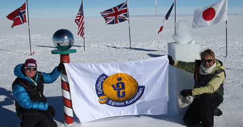 Eyüboğlu Koleji bayrağını Güney Kutbu'na dikti