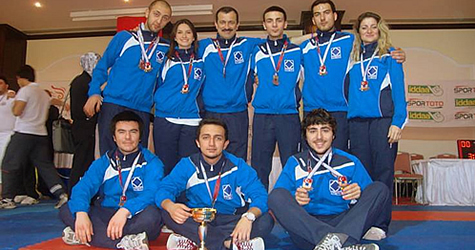 İstanbul Aydın Üniversitesi Karate milli takımı sporcuları
